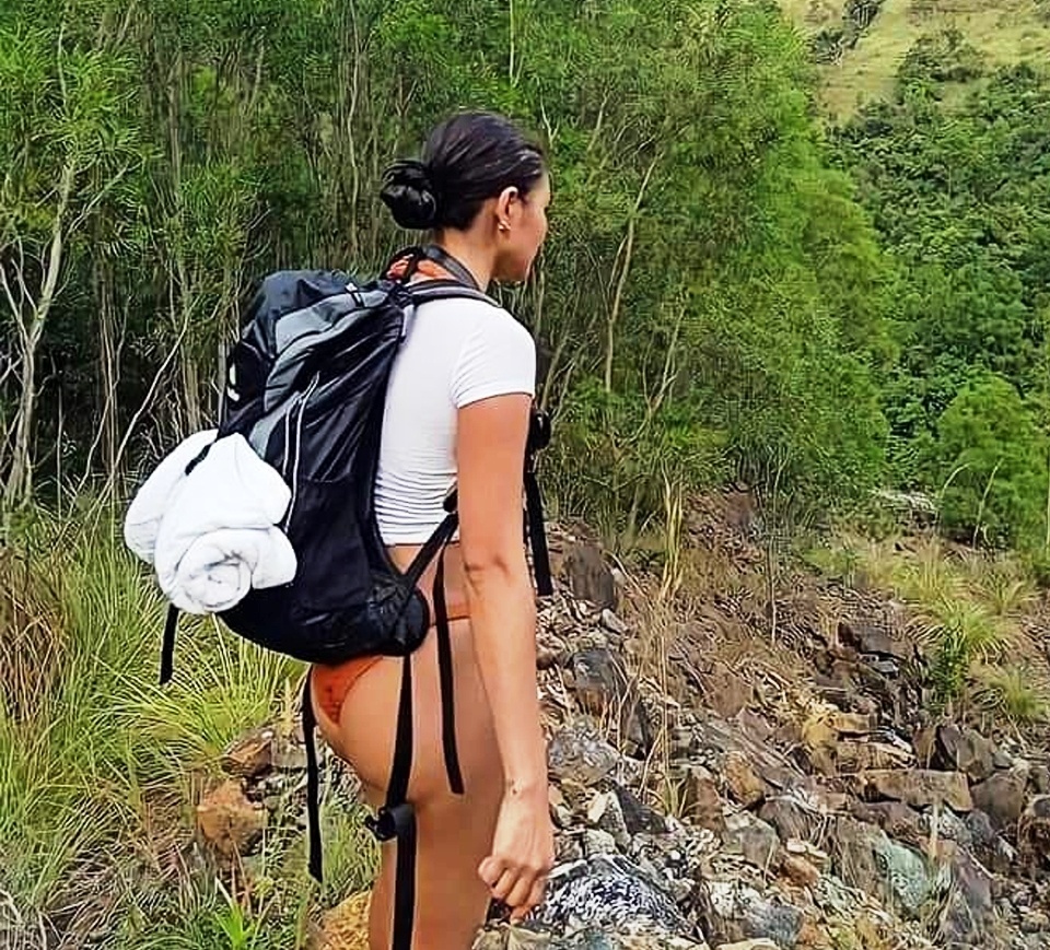 Nadine Lustre Umalma sa kanyang Bikini na Hiking