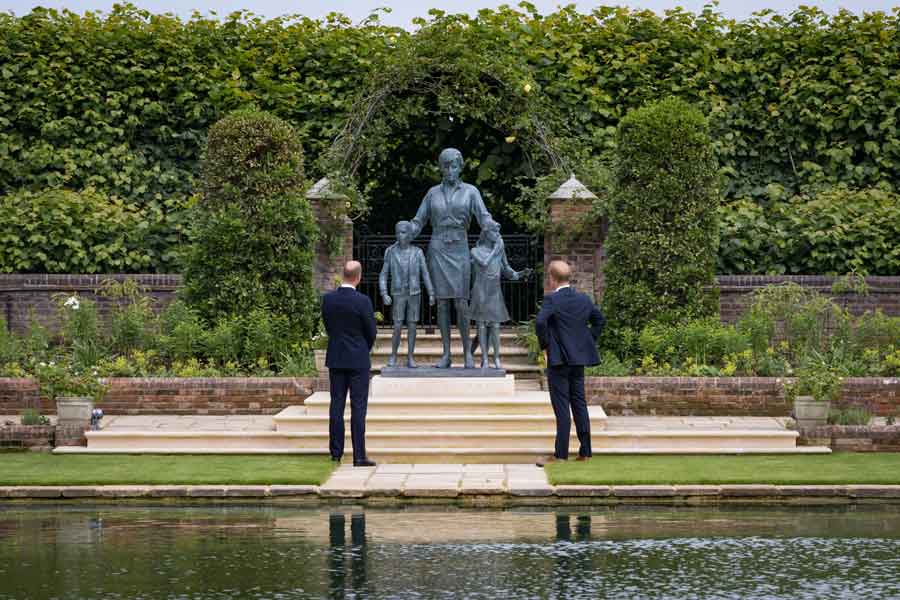 FreebieMNL - Prince William And Prince Harry Reunite To Unveil Princess Diana Statue At Kensington Palace