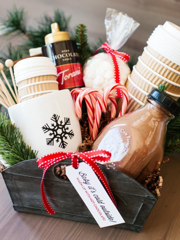 What to Put in Your Christmas Gift Basket This Year