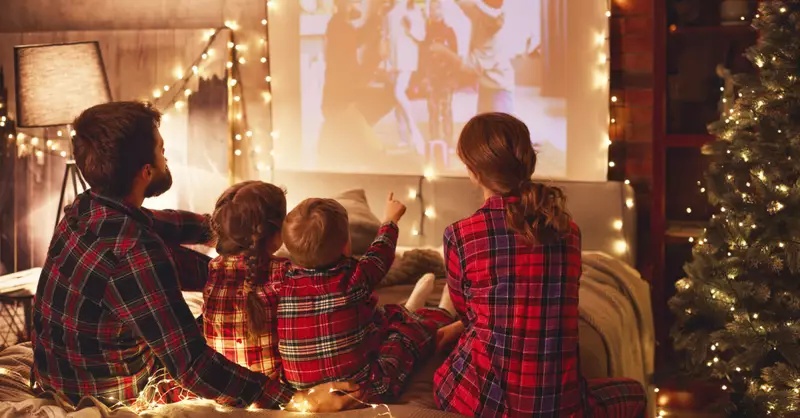 23088 family chirstmas movie night gettyimages evge 1
