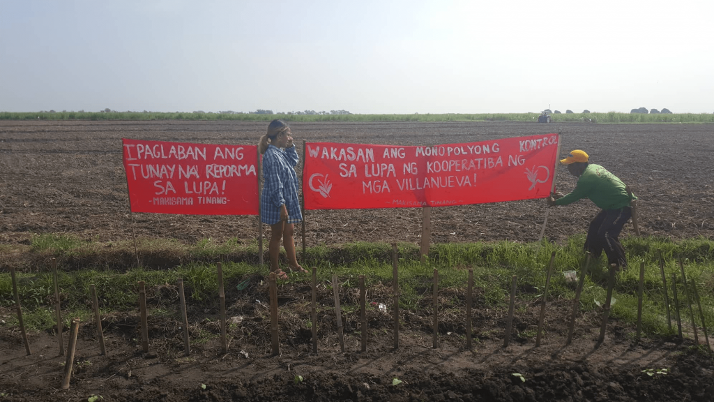 Terence Replente provided FreebieMNL with this photo. It's a closer look at the farmers' banners during the cultivation activity.