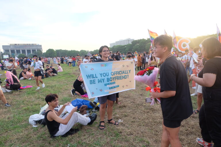 This lesbian tita screamed herself hoarse at this very cute proposal