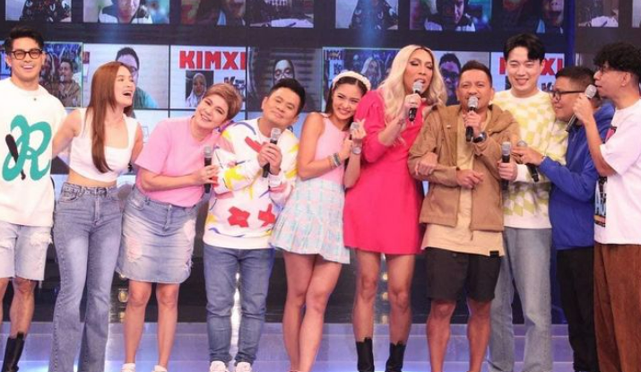 Vice Ganda with "It's Showtime" co-hosts 