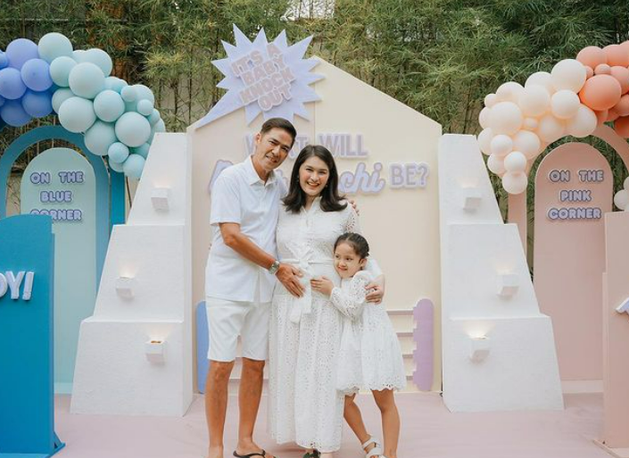 Pauleen Luna with Vic Sotto and Baby Tali