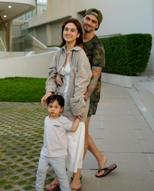 Coleen Garcia with family