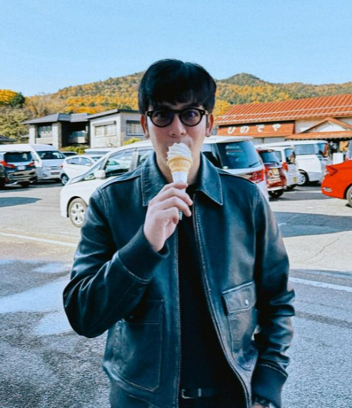 Joshua Garcia eating ice cream 